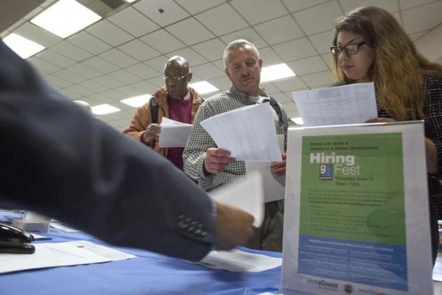 US job growth stumbles, raising doubts on economy