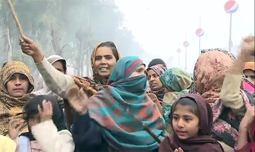 Enraged natives protest against gas load shedding in Faisalabad