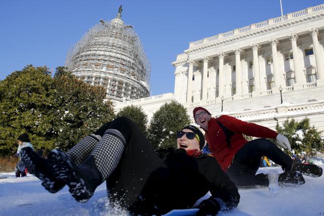 New York rebounds after blizzard, Washington shuts down government