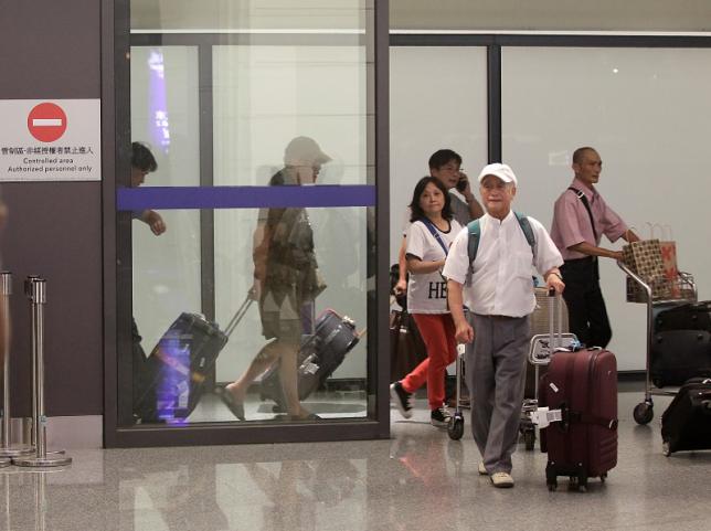Chinese airline passengers start transiting Taiwan