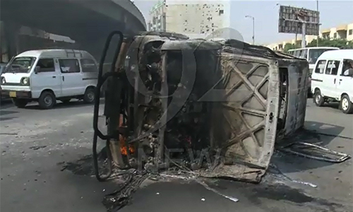 Protesters set ablaze vehicle on wrong information of accident in Karachi