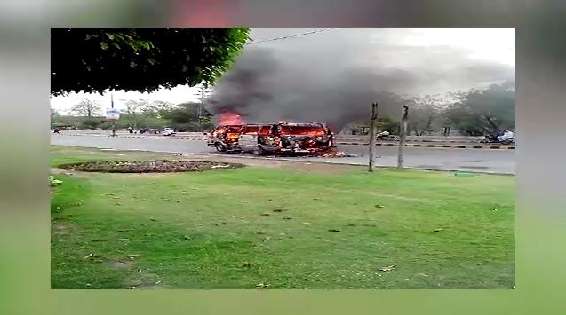 Passenger coach catches fire in Lahore