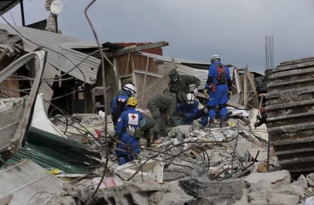 Ecuador disaster toll tops 500, big new quake shakes coast