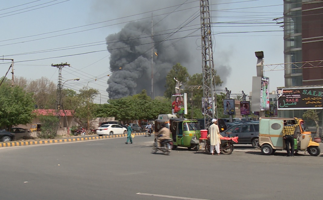 Massive fire breaks out at a factory in Lahore, several feared trapped