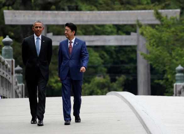 Japan's Abe takes G7 leaders to shrine as economy tops summit agenda