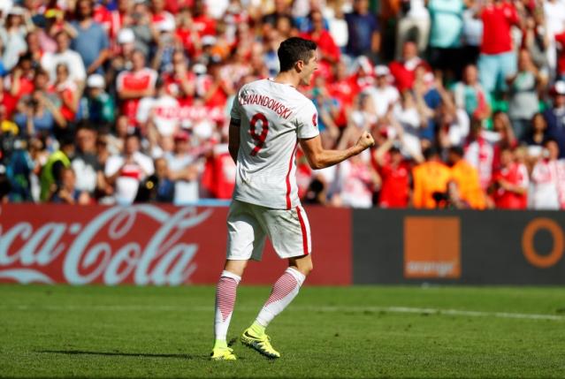 Poland beat Switzerland on penalties to reach Euro 2016 quarters