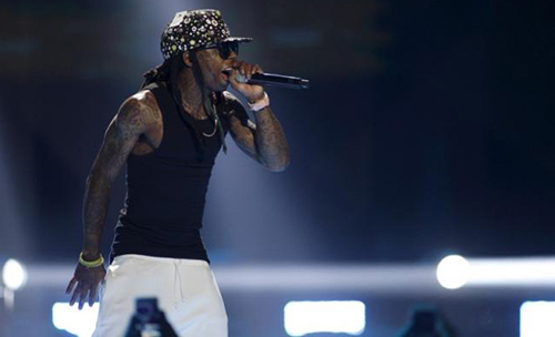 Rap star Lil Wayne suffers two minor seizures: spokesman