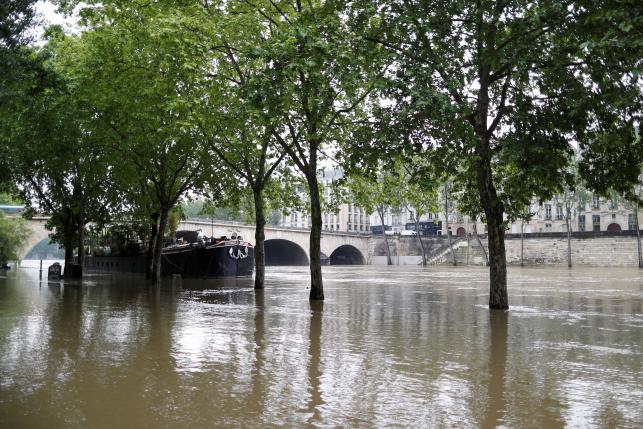 Thousands evacuated as France declares emergency over floods