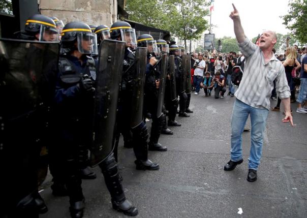 'Scrap the labor reforms!' Paris protesters chant under huge police presence