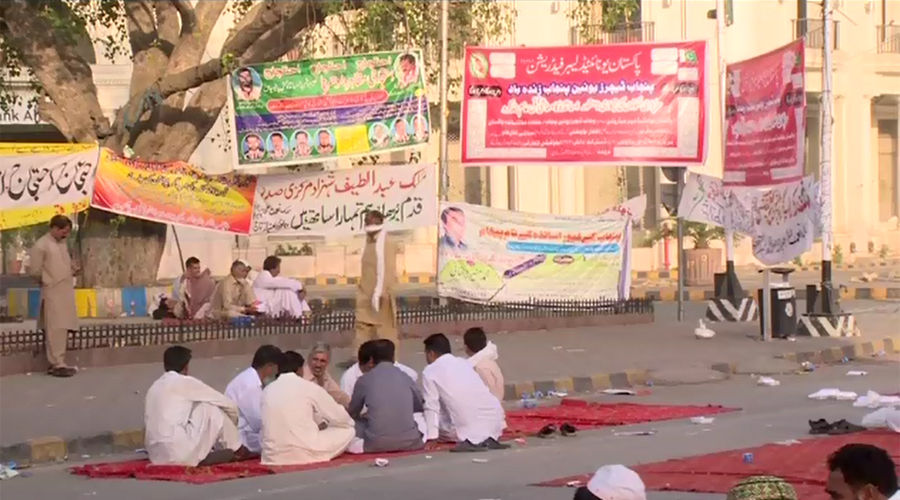 Teachers stage sit-in on the Mall against privatization of govt schools