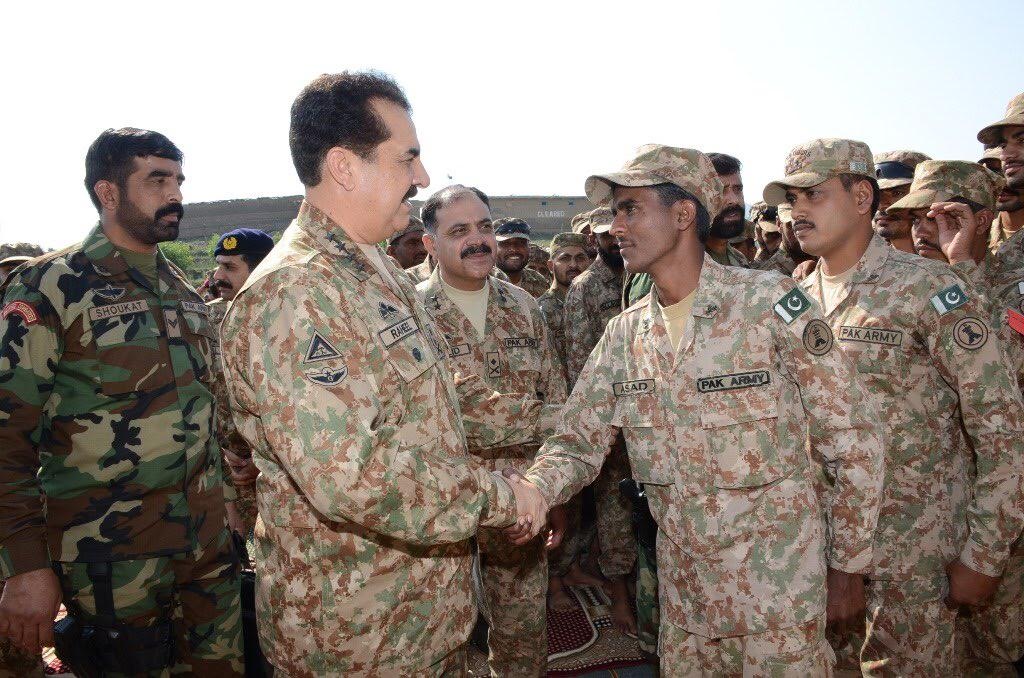 COAS General Raheel Sharif meets jawans in Kail & Bagh sectors