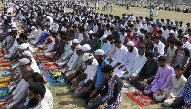 Kashmiris celebrates Eid as Hurriyet leaders placed under house arrest