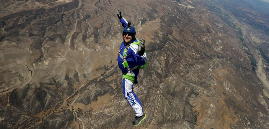 Skydiver makes 25000 ft. jump with no parachute