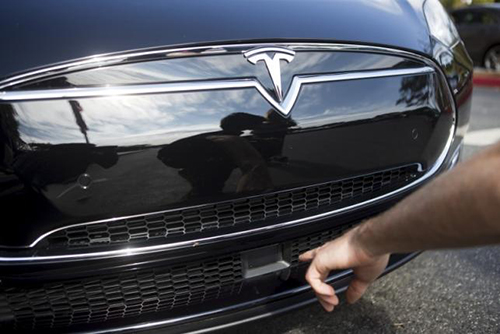 Tesla crash raises concerns about autonomous vehicle regulation