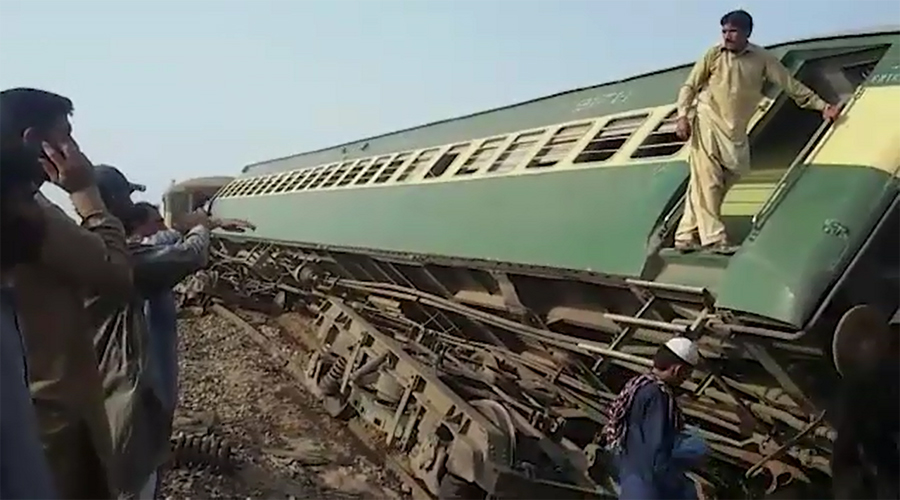 21 passengers injured as train derails near Khanewal