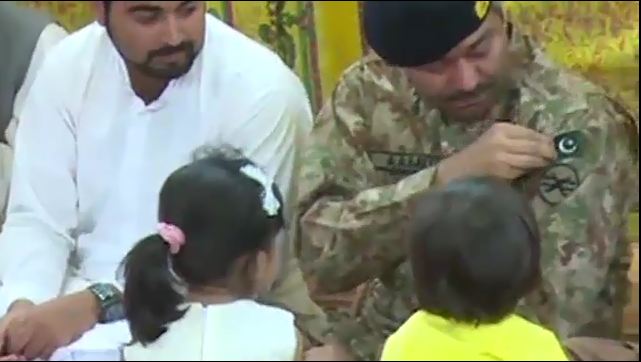 Lt-Gen Amir Riaz gifts his badge to Quetta blast victim’s daughter