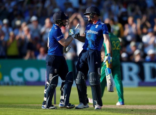 England hit world record 444-3 to crush Pakistan