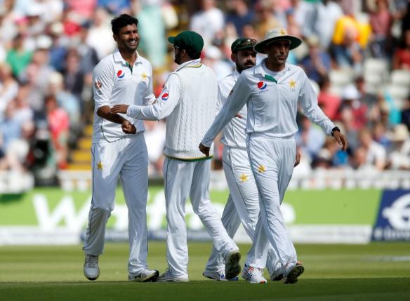 Watchful England eke out narrow lead over Pakistan