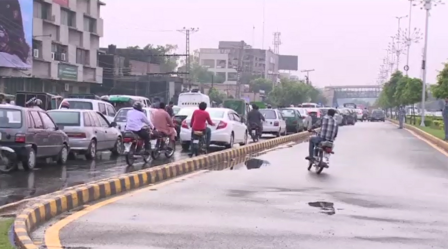Incessant rain turns Lahore roads into canals