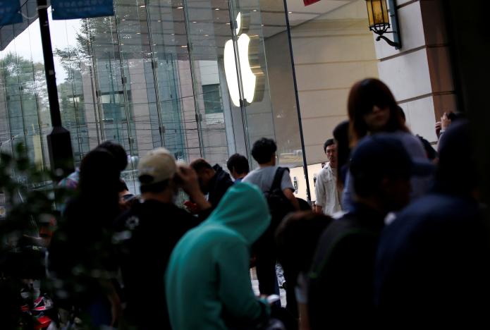 Apple says initial quantities of iPhone 7 Plus sold out
