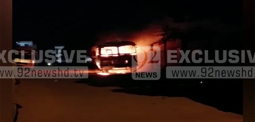 Buses, truck set ablaze by unknown men in Karachi