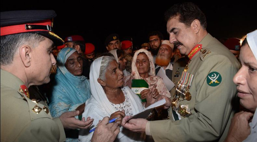COAS General Raheel Sharif spends time with heirs to martyrs