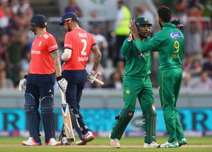 England set Pakistan victory target of 136 in T20