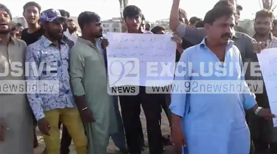 Citizens stage demos in favor of Rao Anwaar in Karachi