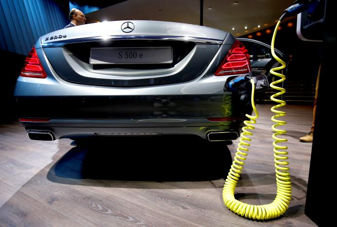 Daimler should make e-car components to protect jobs: labor boss