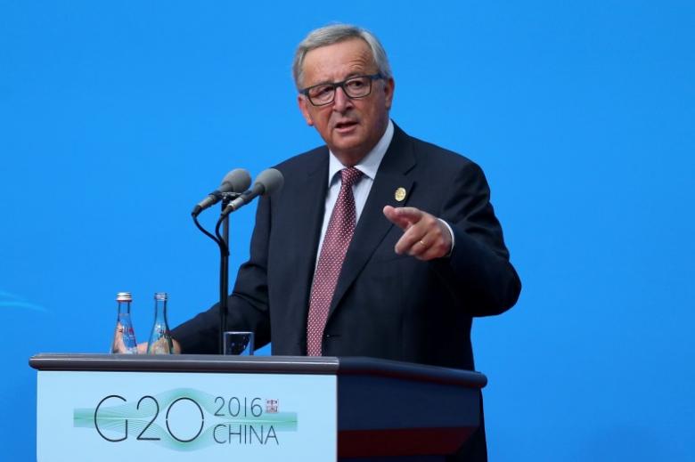 Juncker demands better EU telecom roaming charge plan