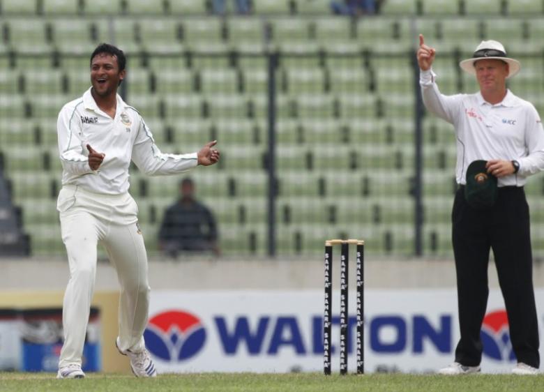 England need two wickets, Bangladesh 33 runs to win test