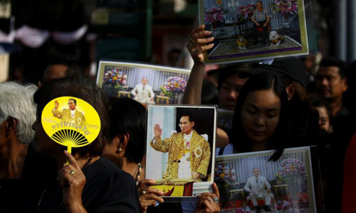 Regent to stand in as grieving Thailand awaits new king