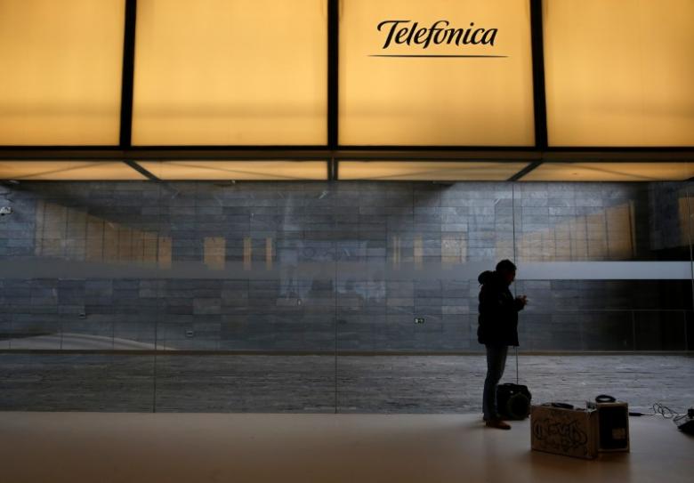 Telefonica will decide on O2 listing when markets steady: UK CEO