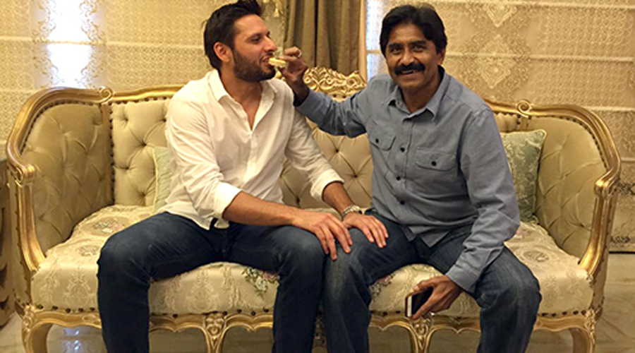 Shahid Afridi reconciles with Javed Miandad