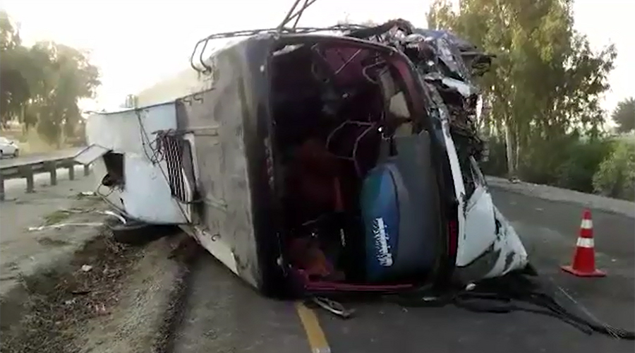 15 injured as bus overturns in Nawab Shah