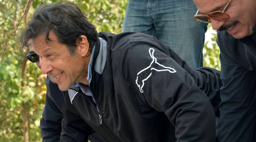 Imran Khan shows his fitness by doing press-ups ahead of Islamabad protest