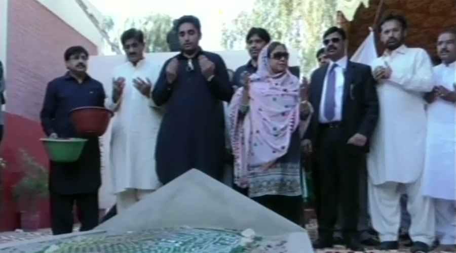 Karsaz anniversary: Bilawal Bhutto arrives at Shuhada Graveyard, offers Fateha
