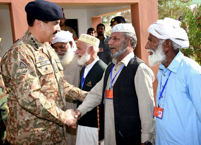COAS General Raheel Sharif meets war veterans & Army, Rangers troops