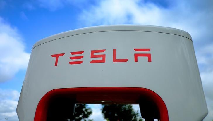 Tesla says SolarCity would add $1 billion to 2017 revenue