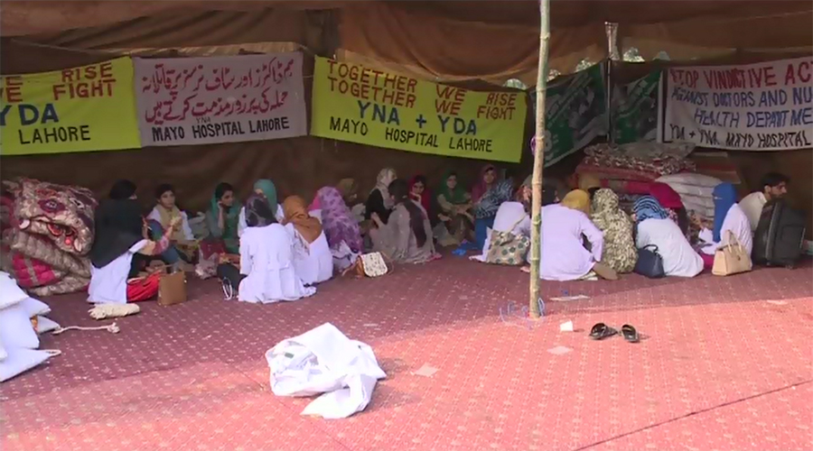 Young doctors, nurses continue protest in Lahore