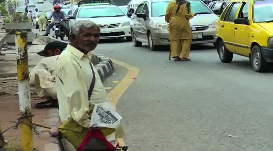 Beggar seeks transfer of traffic cops in Karachi