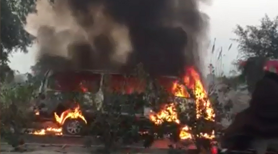 Passenger van catches fire in Thatha, Faisalabad