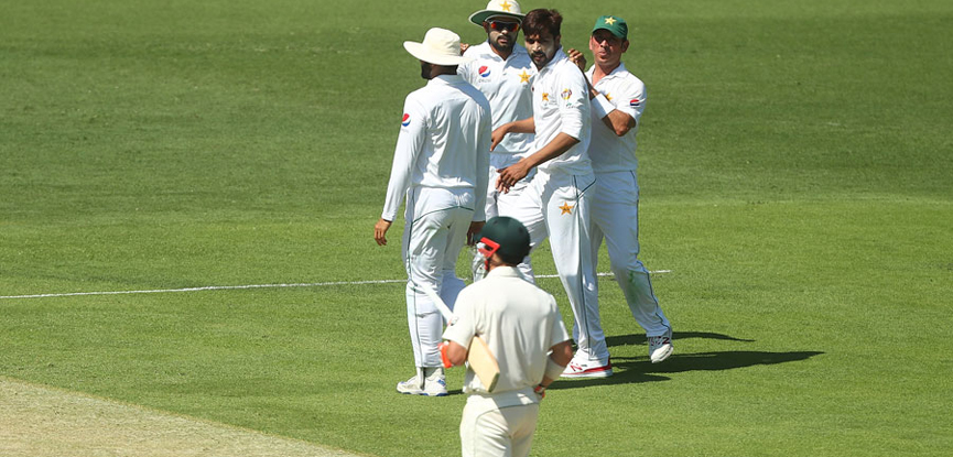 Pakistan grab two late wickets to stall Australia