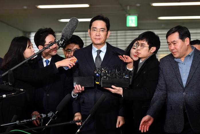 Samsung chief grilled for 15 hours in South Korea graft probe