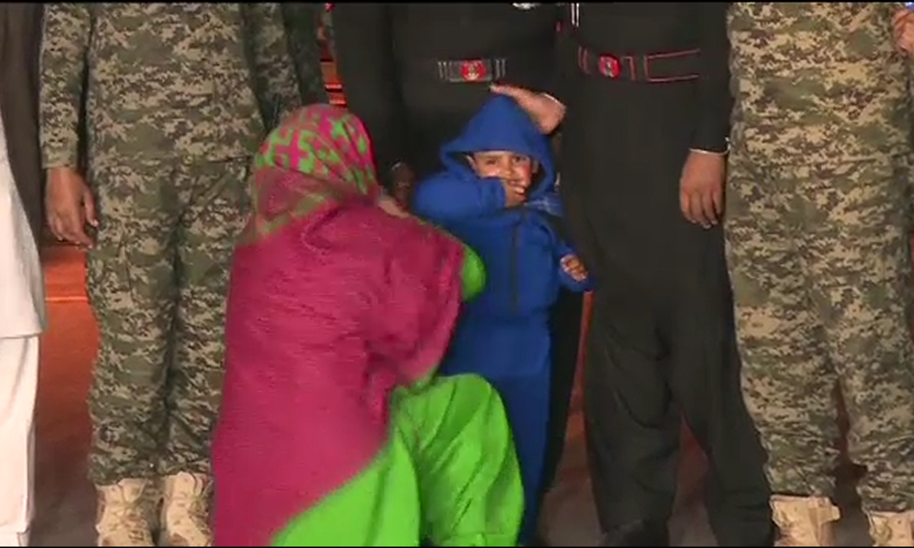 Moving scenes as Indian authorities hand over five-year-old kid to mother at Wahga