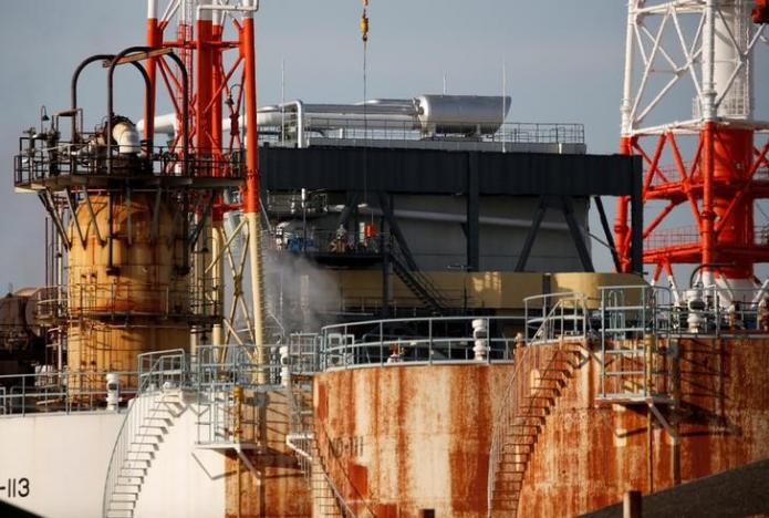 Oil slips nearly 1 percent on concerns over rising US output