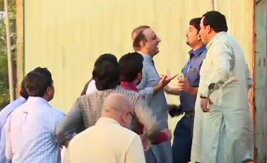 Aleem Khan misbehaves with journalists after Imran Khan’s press conference