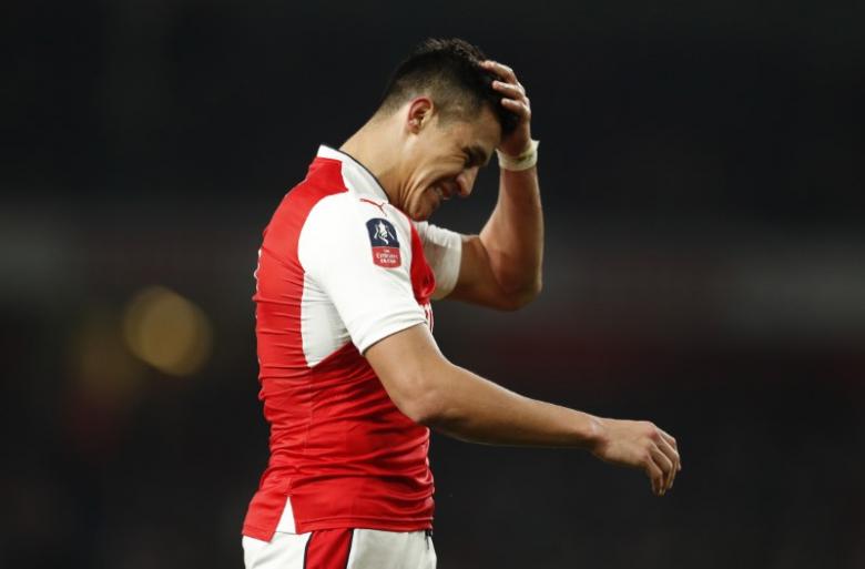 Arsenal keeper Cech leaps to defence of Sanchez