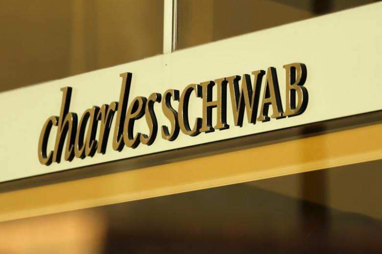 Charles Schwab launches hybrid human-robo financial advice