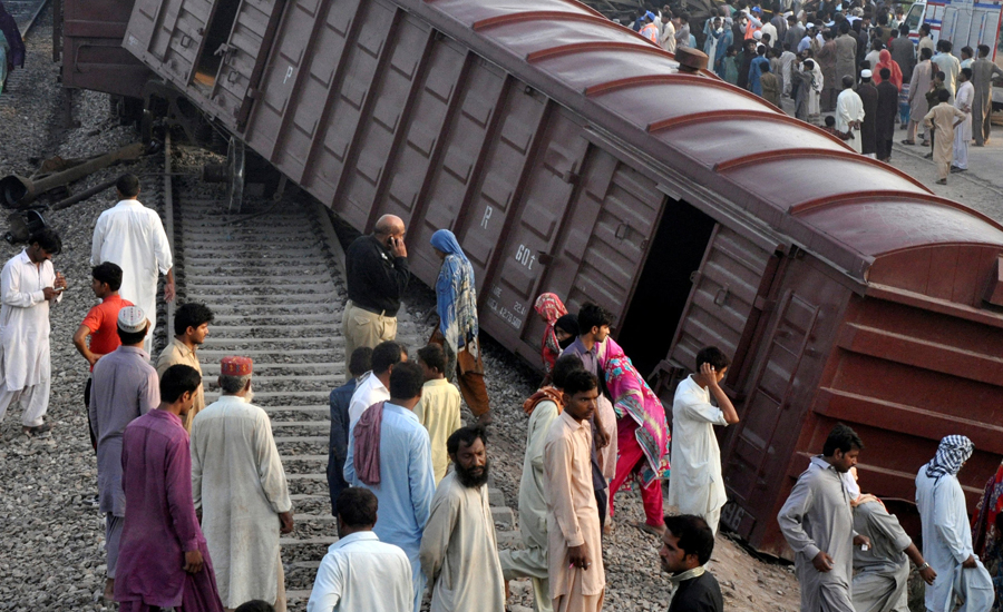 Freight train derails in Chichawatni